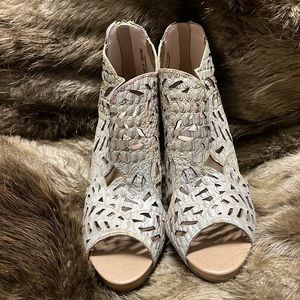 NEW!  L’Artiste Amora Leather Sandal Boot Beige (size 6 or 36)